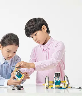 미래 기술을 직접 경험하는 교육 이미지
